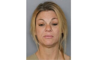 Detienen a mujer por nadar sin ropa en alberca de un extraño en Florida