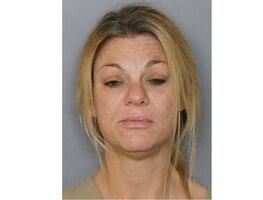 Detienen a mujer por nadar sin ropa en alberca de un extraño en Florida