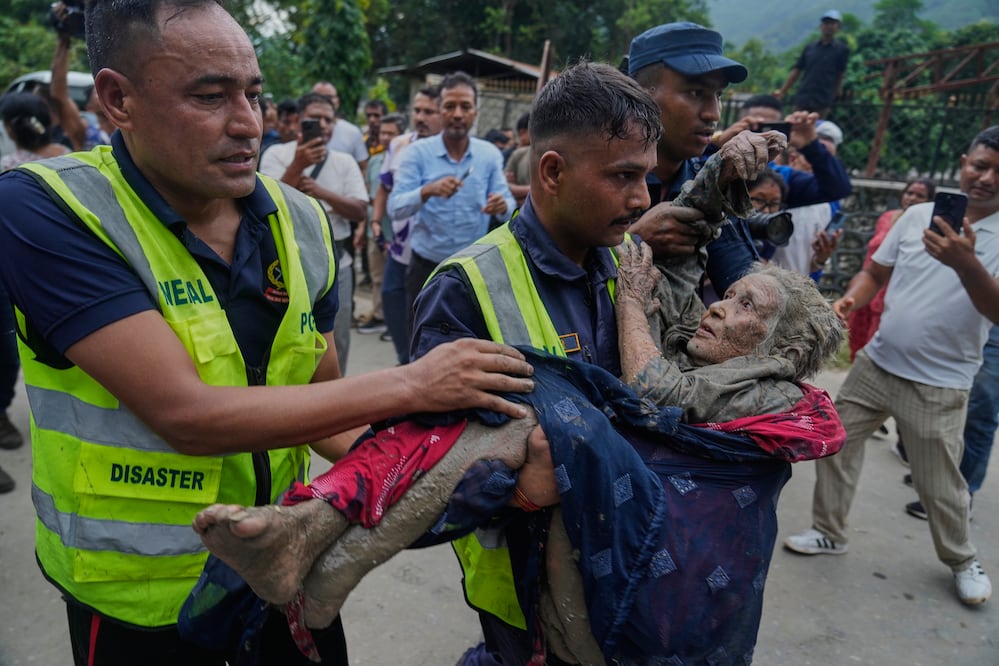 Nepal eleva a 160 los muertos por la riada: cientos siguen desaparecidos. (AP Photo/Niranjan Shrestha)