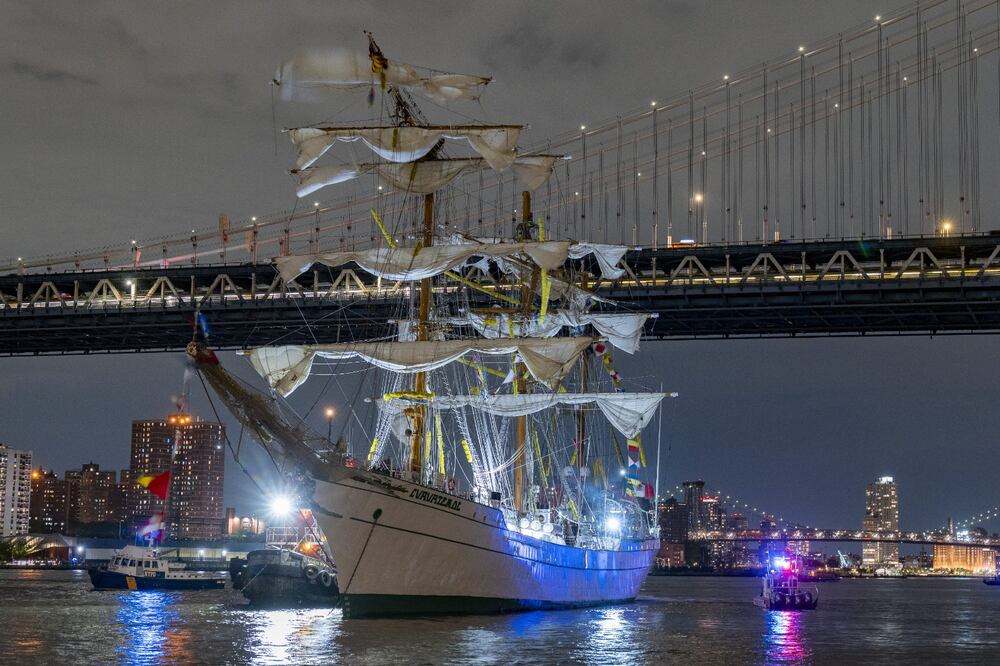 Buque mexicano no recibía asistencia de remolcador, pese a malas condiciones marítimas. Foto: EFE