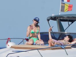 Las lujosas vacaciones de Ella Emhoff, hijastra de Kamala Harris, en Saint Tropez