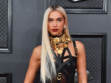 Dua Lipa presume silueta ‘irreal’ con catsuit de satén rosa