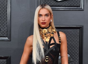 Dua Lipa presume silueta ‘irreal’ con catsuit de satén rosa