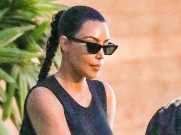 Kim Kardashian luce curvas con bodysuit en Malibú