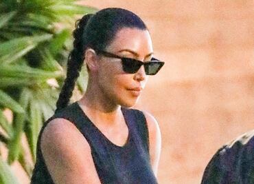Kim Kardashian luce curvas con bodysuit en Malibú