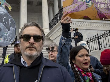 Arrestan a Joaquin Phoenix y Martin Sheen en manifestación por el clima