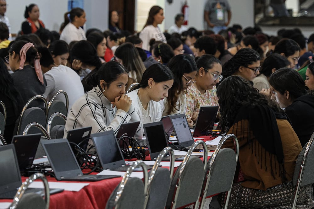 Joven zapoteca de 17 años con puntaje perfecto pide a la UNAM explicar por qué no fue convocada al examen de control. Foto: Gabriel Pano El Universal