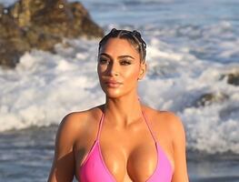 Kim Kardashian cautiva con 'bikini imposible' en playa paradisiaca