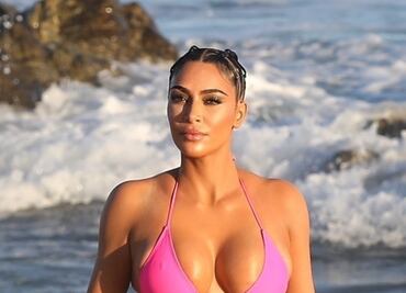 Kim Kardashian cautiva con 'bikini imposible' en playa paradisiaca