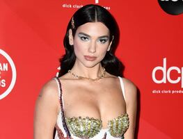 Dua Lipa presume silueta irreal con top rosa de "escote corazón"