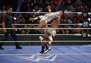 El martinete no es la única llave peligrosa: los 7 movimientos que la WWE prohibió o restringió