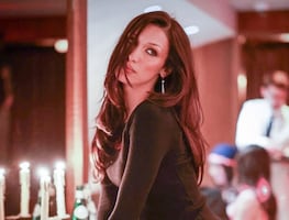 Bella Hadid luce su ‘figura de sirena’ en diminuto bikini azul y deslumbra