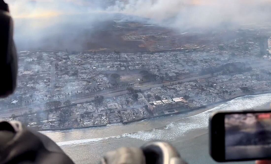 Alerta de Evacuación: Habitantes de Maui en Carrera Contra el Fuego y los Elementos. (Photo by Richard Olsten / AFP)