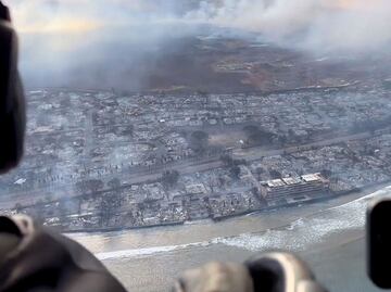 Evacuación masiva en Maui; miles huyen de los incendios y aerolíneas alistan más vuelos para abandonar la isla