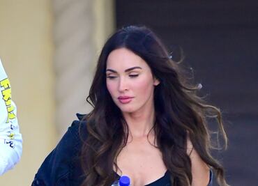 Megan Fox impacta con bralette negro junto a su nuevo novio