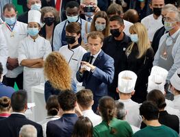 Otra vez, agreden al presidente Macron, ahora le lanzan un huevo (Video)