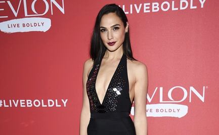 Gal Gadot presume bikini junto a la piscina y 'roba' todas las miradas 