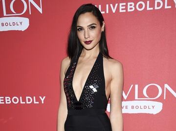 Gal Gadot presume bikini junto a la piscina y 'roba' todas las miradas