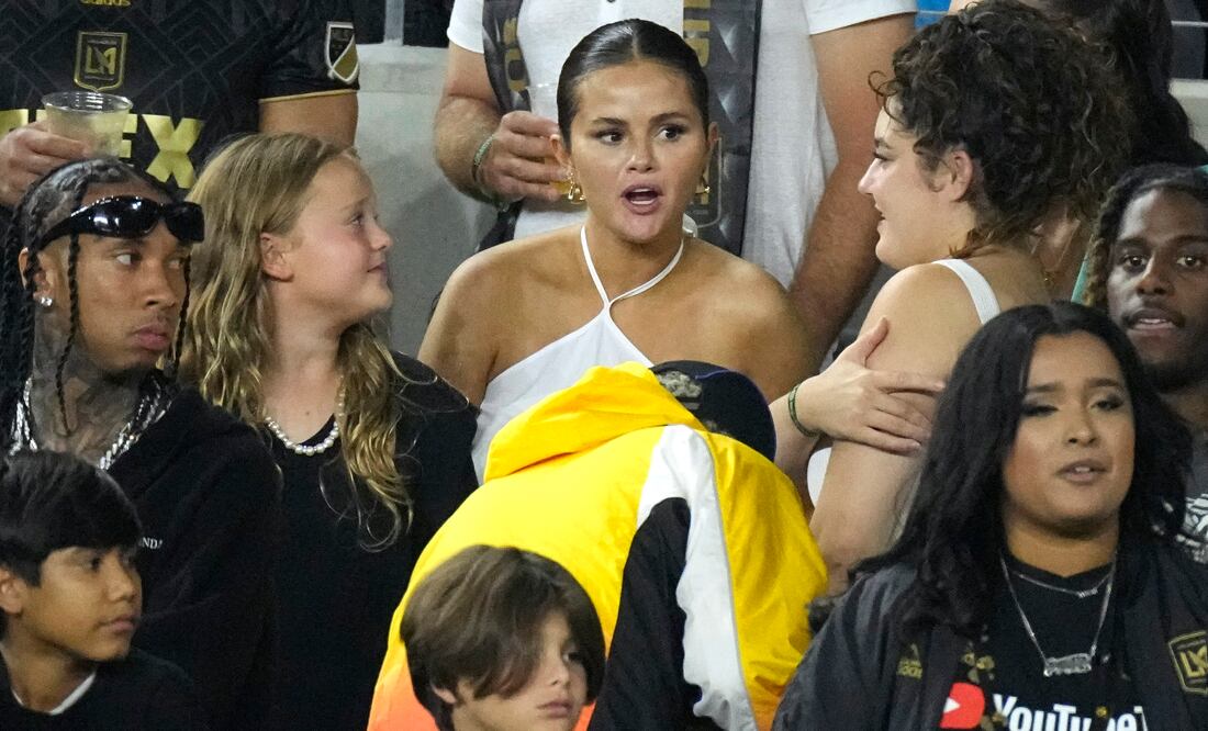 El Príncipe Enrique, Di Caprio, LeBron, Selena Gómez ven a Messi en su visita a Los Ángeles . (AP Photo/Mark J. Terrill)
