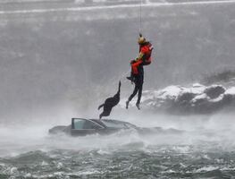 Muere mujer tras conducir auto hasta borde de las Cataratas del Niágara