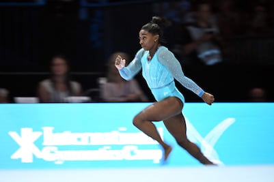 Simone Biles regresa triunfante: Domina en clasificación de Mundiales de gimnasia