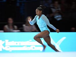 Simone Biles regresa triunfante: Domina en clasificación de Mundiales de gimnasia
