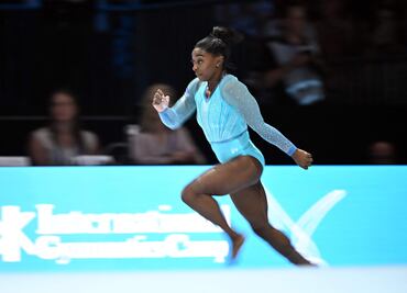 Simone Biles regresa triunfante: Domina en clasificación de Mundiales de gimnasia