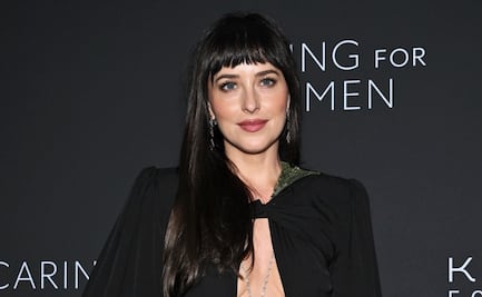 Dakota Johnson presume revelador “vestido abierto” en alfombra de Nueva York y deslumbra