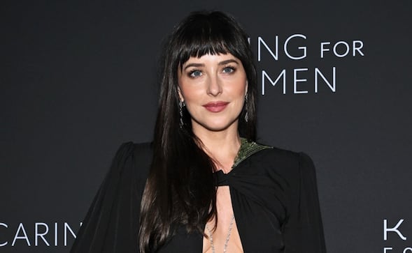 Dakota Johnson presume revelador “vestido abierto” en alfombra de Nueva York y deslumbra