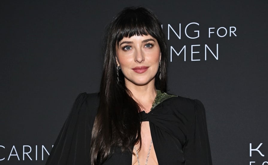 Dakota Johnson presume revelador “vestido abierto” en alfombra de Nueva York y deslumbra