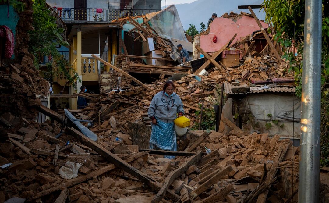 Nepal despide a las víctimas que dejó el terremoto de 5.6 que destruyó a sus pueblos. Foto: AP