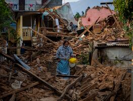 Nepal despide a las víctimas que dejó el terremoto de 5.6 que destruyó a sus pueblos