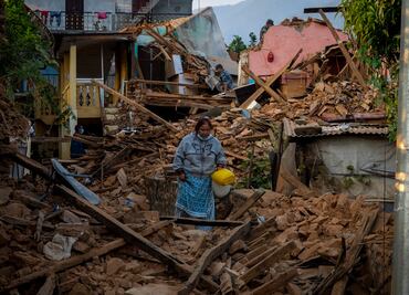 Nepal despide a las víctimas que dejó el terremoto de 5.6 que destruyó a sus pueblos