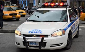 Arrestan a mujer de Florida que encerraba en una jaula a su hija autista