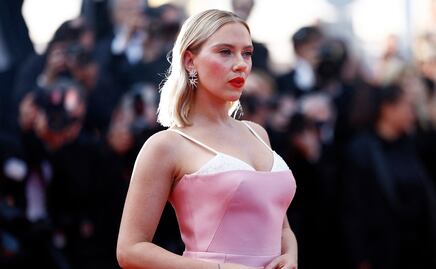 Scarlett Johansson irradia belleza con minivestido de escote cruzado en Milán