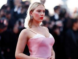 Scarlett Johansson irradia belleza con minivestido de escote cruzado en Milán