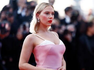 Scarlett Johansson irradia belleza con minivestido de escote cruzado en Milán