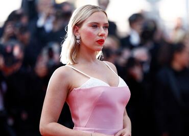 Scarlett Johansson irradia belleza con minivestido de escote cruzado en Milán