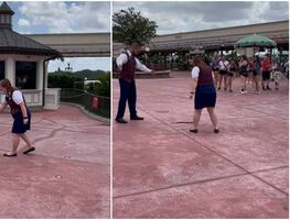 Captan a empleada atrapando serpiente en Disney World