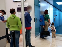 Bebé abandonado con 100 migrantes en México vuelve a Honduras