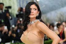 Kylie Jenner paraliza Instagram con ajustado look blanco de látex y escote extremo