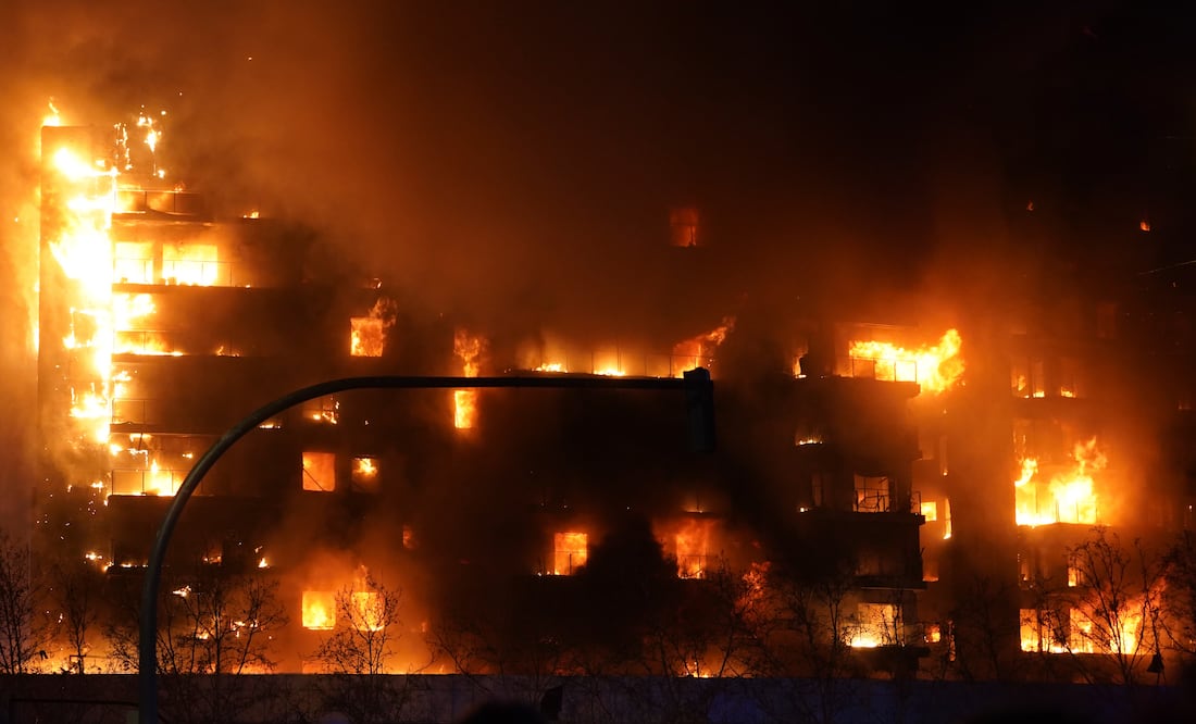 Dramático incendio en Valencia: Bomberos luchan por salvar a personas del fuego de un edificio. VIDEO. (AP Foto/Alberto Saiz)