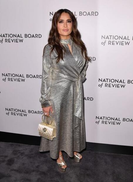Salma Hayek deslumbra con vestido plateado en Nueva York