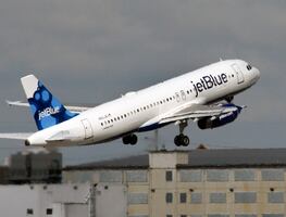 Madre acusa que aerolínea obligó a niño con autismo a usar cubrebocas en EU