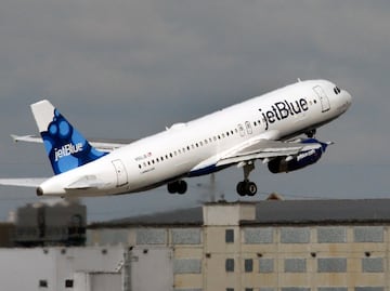 Madre acusa que aerolínea obligó a niño con autismo a usar cubrebocas en EU