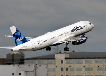 Madre acusa que aerolínea obligó a niño con autismo a usar cubrebocas en EU