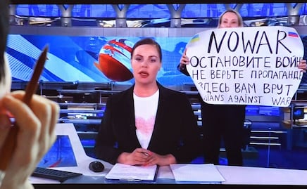 Liberan a periodista que irrumpió en noticiero ruso; “el Kremlin no la quiere de mártir”, dicen