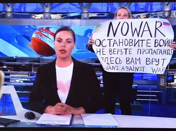 Liberan a periodista que irrumpió en noticiero ruso; “el Kremlin no la quiere de mártir”, dicen