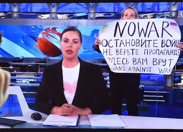 Liberan a periodista que irrumpió en noticiero ruso; “el Kremlin no la quiere de mártir”, dicen