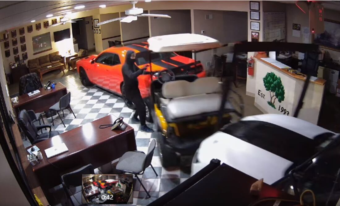 Ladrones quedan atrapados tras estrellar un Chevrolet Camaro en concesionario de autos.  Foto: Tomada de video del Departamento de Policía Regional del Condado de Northern York / Storyful